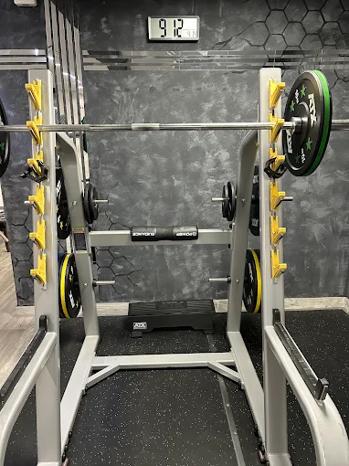 Rack de sentadillas y discos preparado para entrenamiento personal